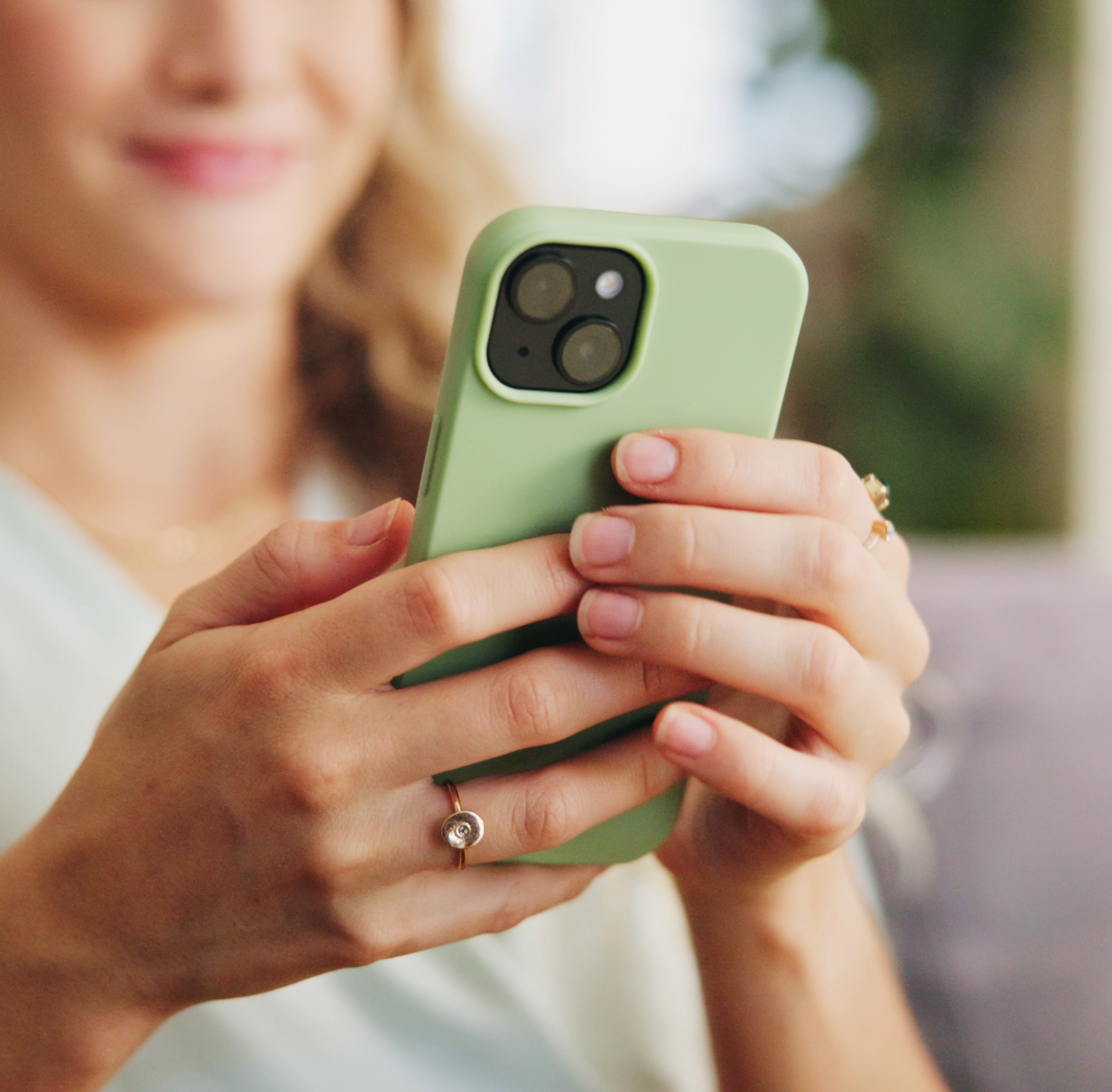 Hands holding a cellphone.